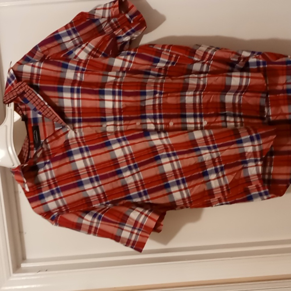 Men's short sleeved shirt with buttons down the front and collar